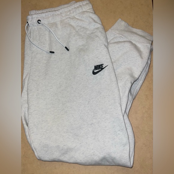 Nike Pants - Nike women’s fleece sweatpants w pockets & string